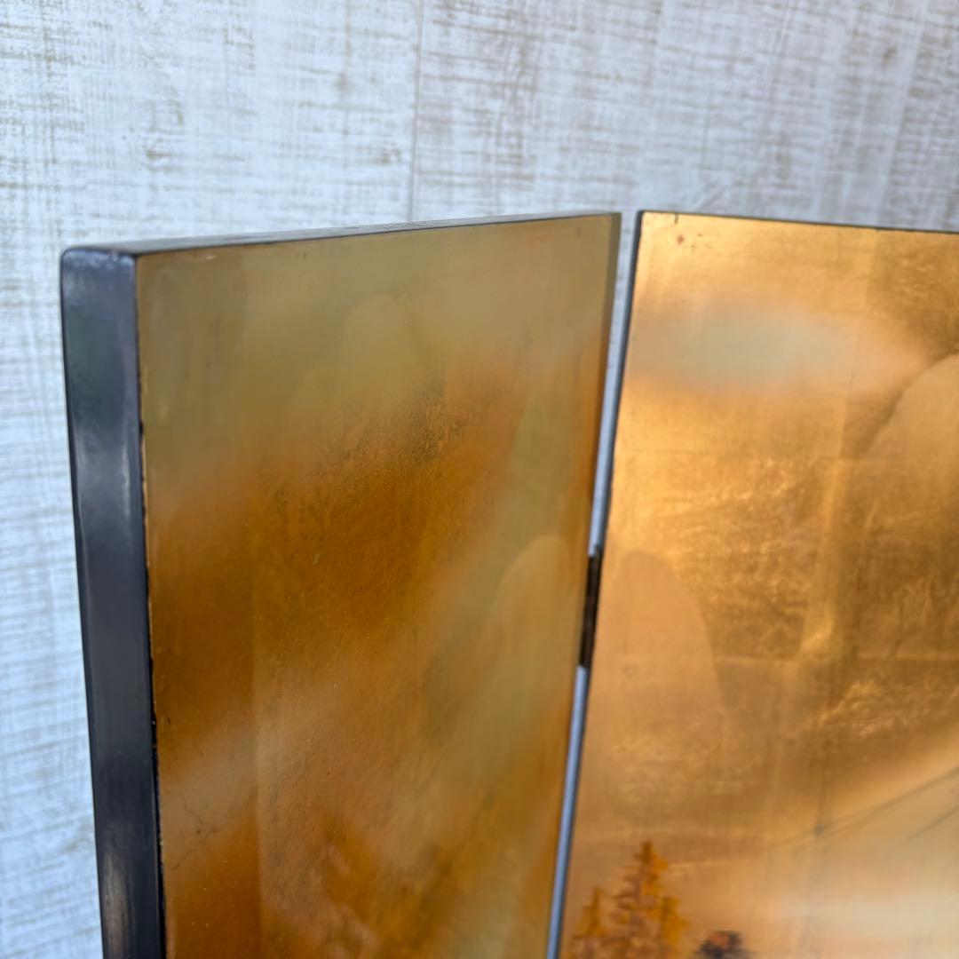 美しい金色風景画と黒色花模様のパーテーション