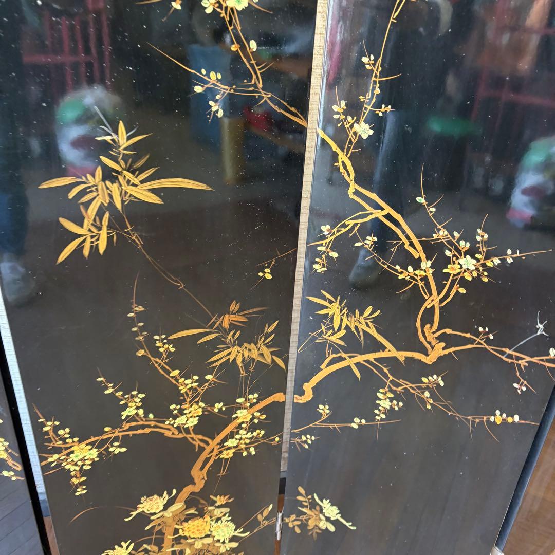 美しい金色風景画と黒色花模様のパーテーション