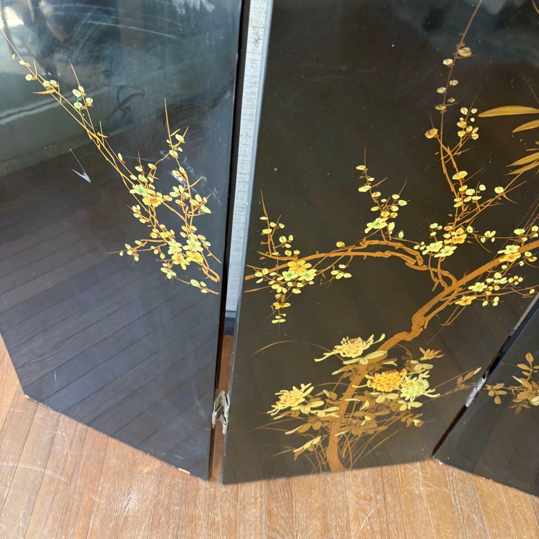 美しい金色風景画と黒色花模様のパーテーション