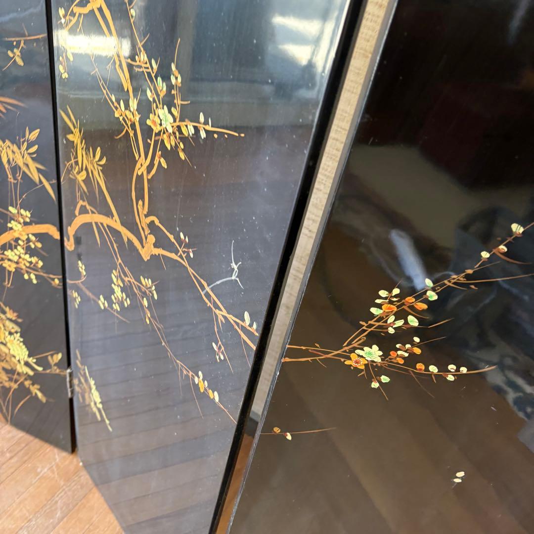 美しい金色風景画と黒色花模様のパーテーション