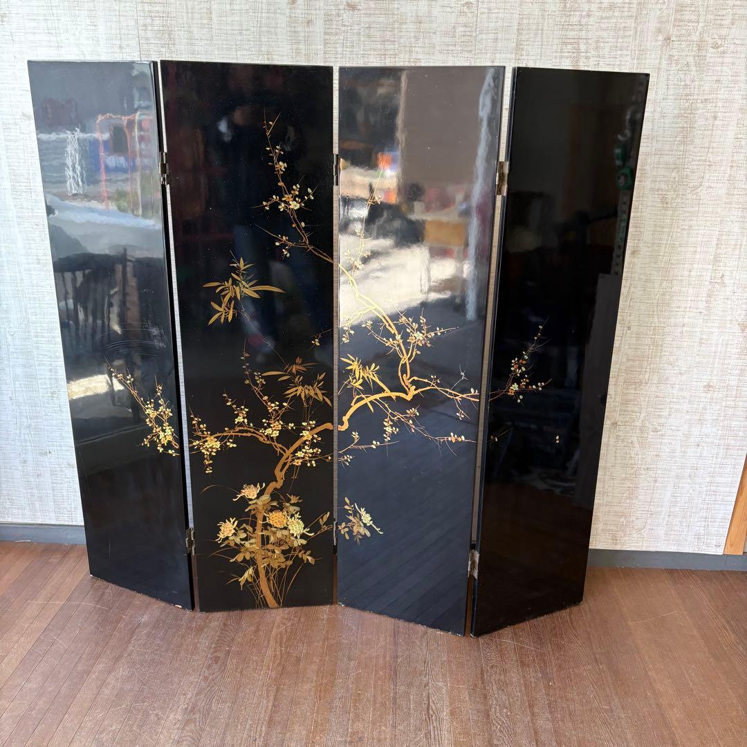 美しい金色風景画と黒色花模様のパーテーション
