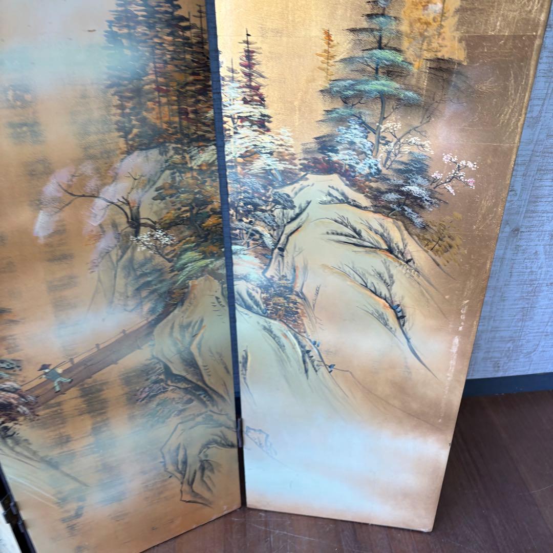 美しい金色風景画と黒色花模様のパーテーション