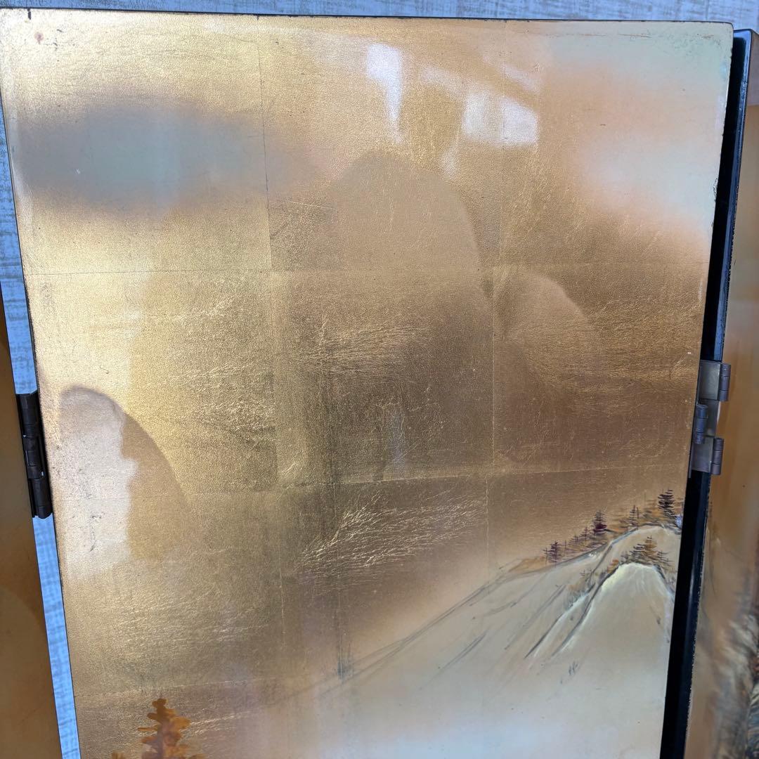 美しい金色風景画と黒色花模様のパーテーション