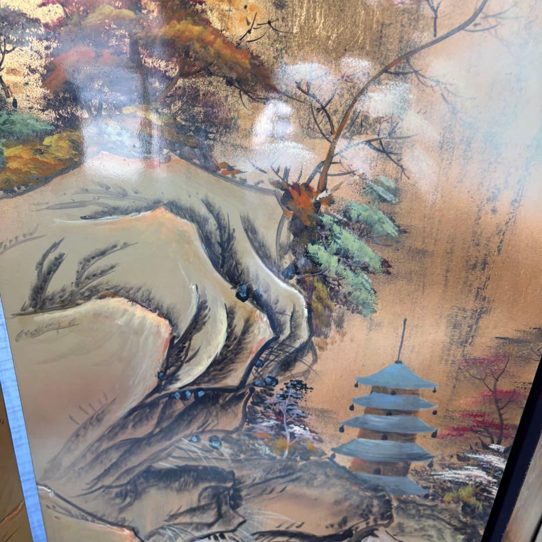 美しい金色風景画と黒色花模様のパーテーション