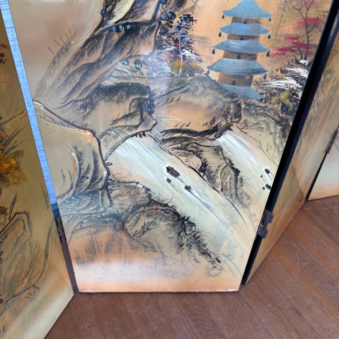 美しい金色風景画と黒色花模様のパーテーション