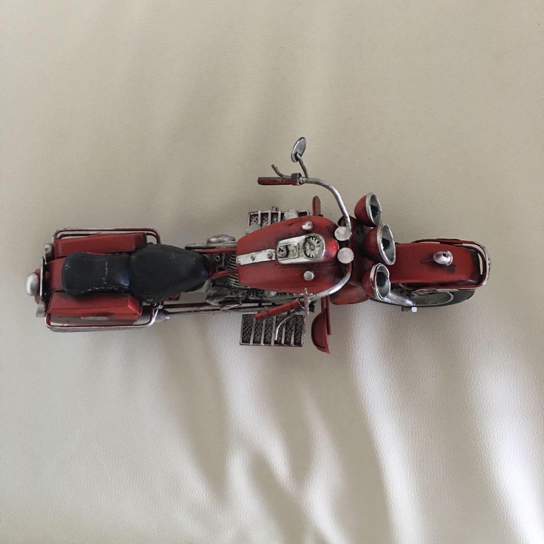 赤いバイクのフィギュア