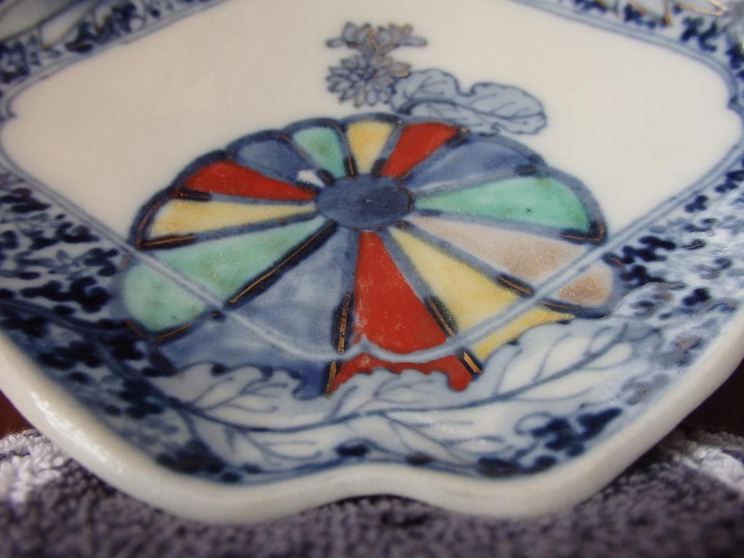 江戸中期　古伊万里　金襴色絵染付　花唐草　菱形皿　成化年製銘