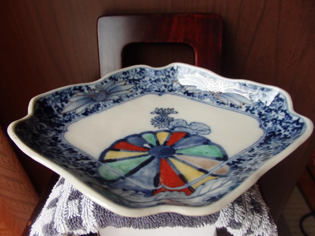 江戸中期　古伊万里　金襴色絵染付　花唐草　菱形皿　成化年製銘