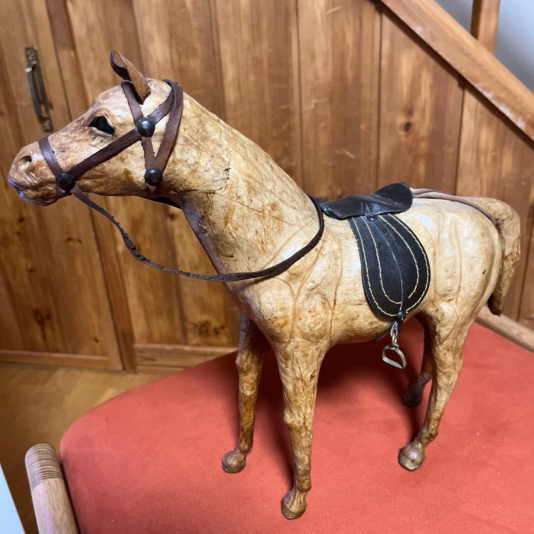 革製の、馬の置物