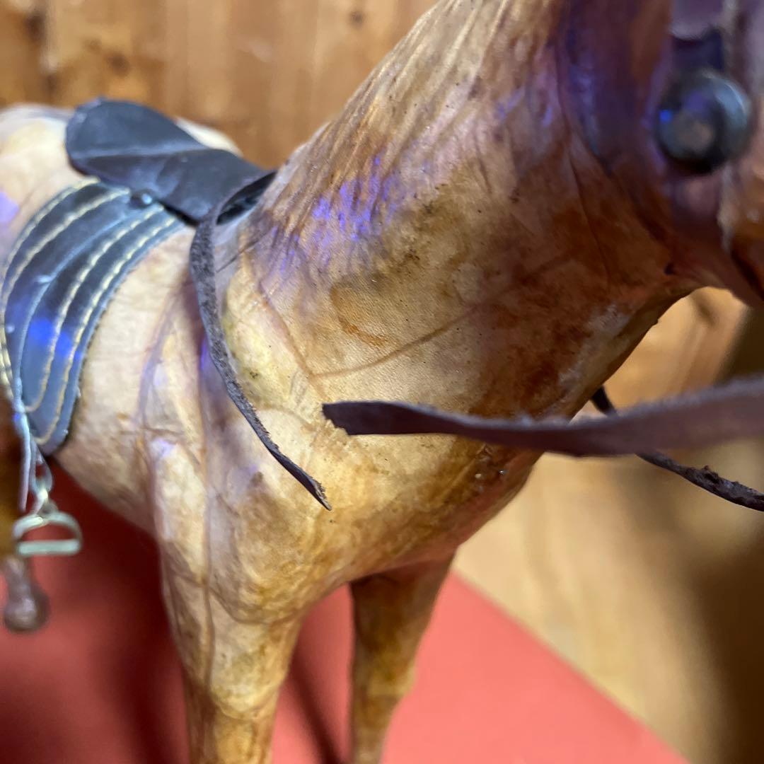 革製の、馬の置物