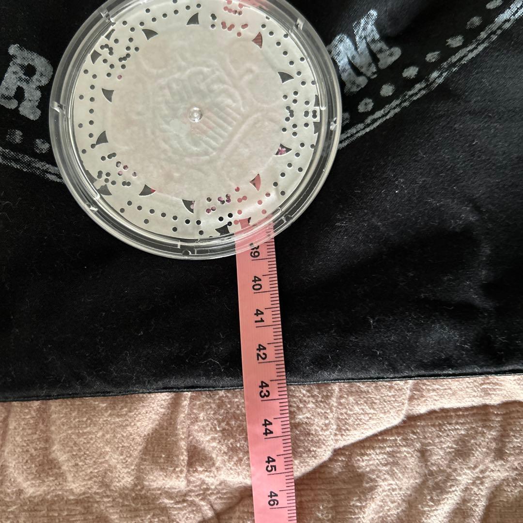 レア　ロアー　roar LOVE AND PEACE ブラッククッションカバー