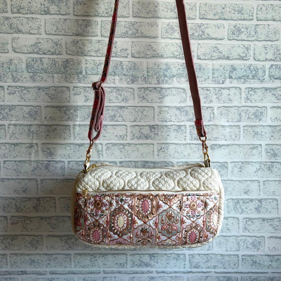 インド刺繍生地とキルティングバッグ インド刺繍リボンショルダーストラップ付き