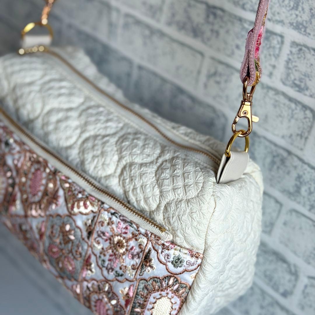 インド刺繍生地とキルティングバッグ インド刺繍リボンショルダーストラップ付き