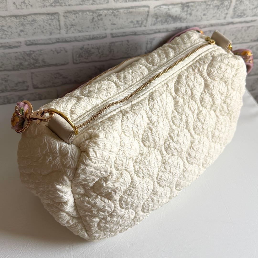 インド刺繍生地とキルティングバッグ インド刺繍リボンショルダーストラップ付き