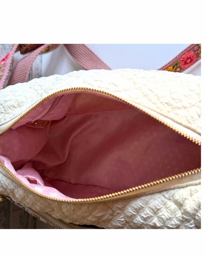 インド刺繍生地とキルティングバッグ インド刺繍リボンショルダーストラップ付き