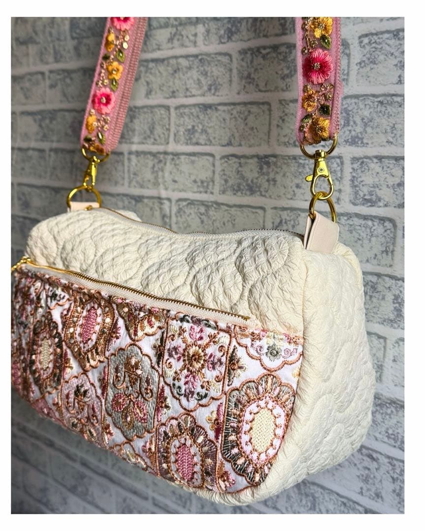 インド刺繍生地とキルティングバッグ インド刺繍リボンショルダーストラップ付き