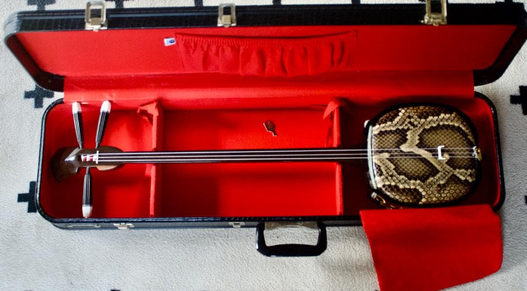 三線 本皮１枚張り（表） 黒檀棹 ハードケース付　送料込み　三味線　沖縄