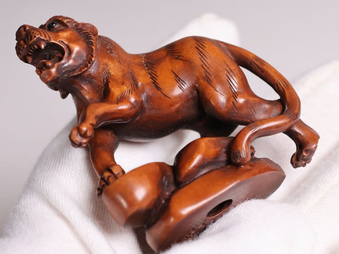 木製 提物 根付 虎 寅 トラ 在銘 松山 彫刻 木彫り【MB308】