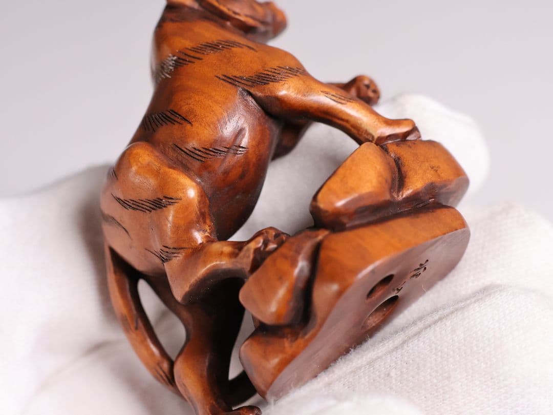 木製 提物 根付 虎 寅 トラ 在銘 松山 彫刻 木彫り【MB308】