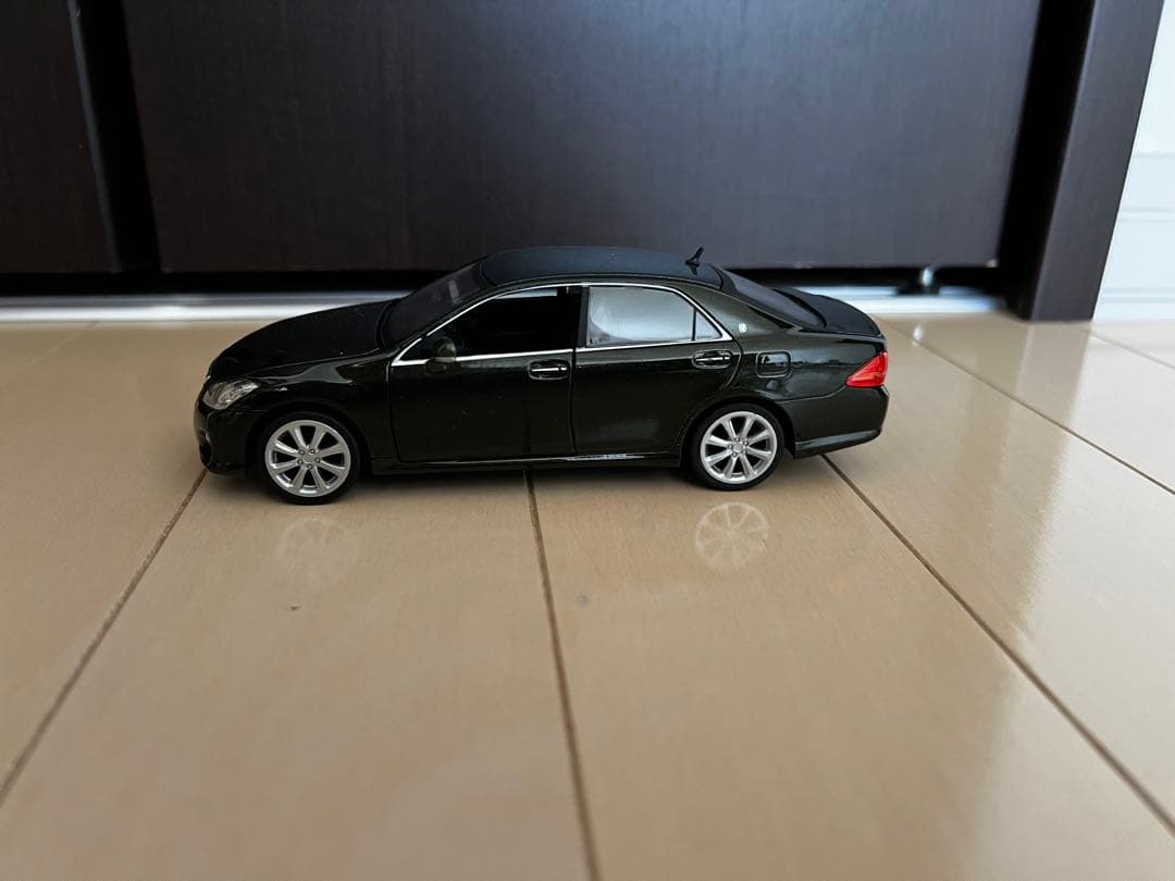 CROWN ミニカー 黒 セダン