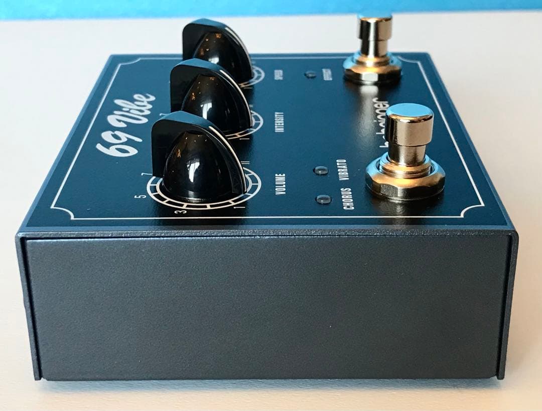 新品同様　Behringer 69Vibe ユニヴァイブ エフェクター コーラス