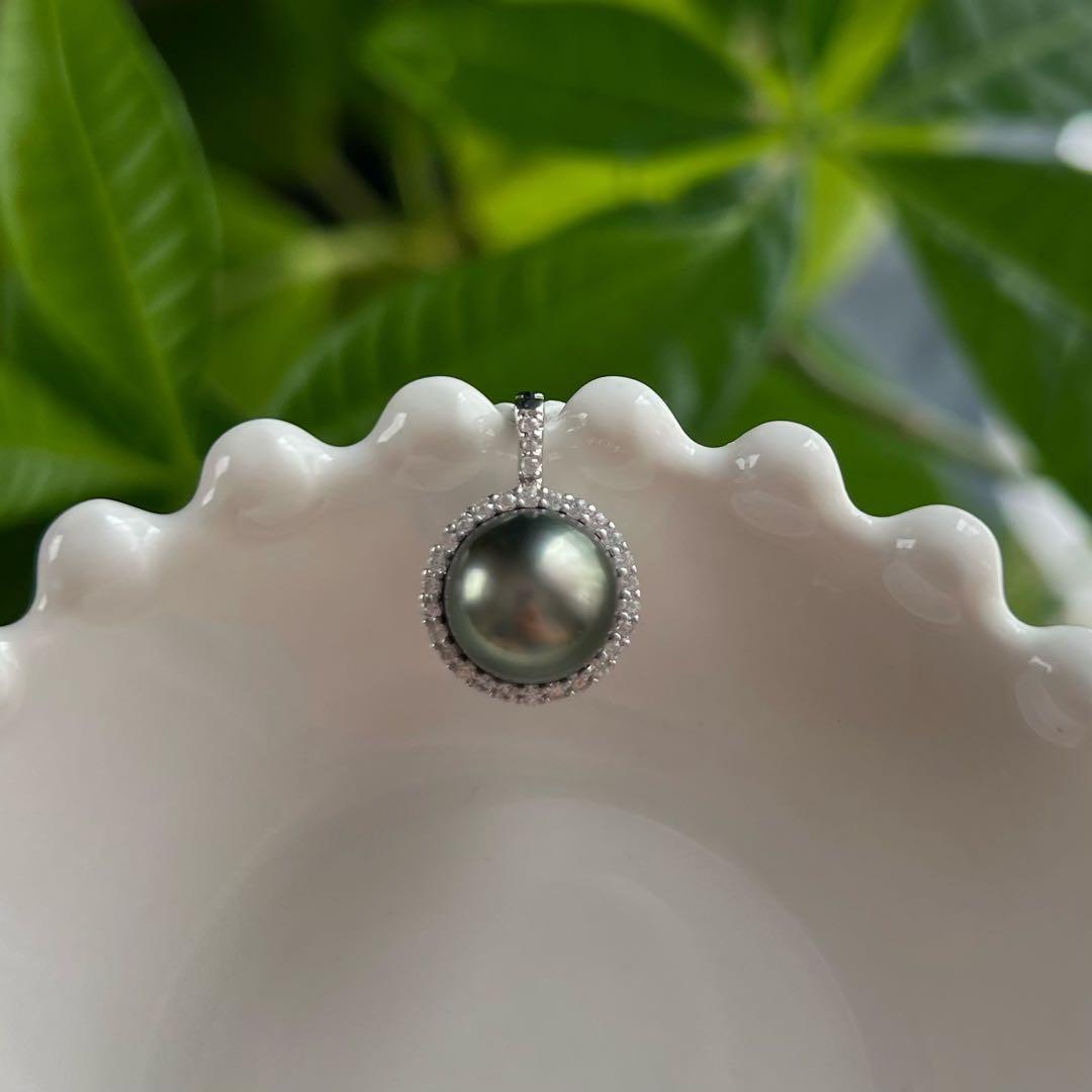 黒蝶真珠ペンダントトップ　海水ネックレストップ　ダークグリーン系　10.2mm