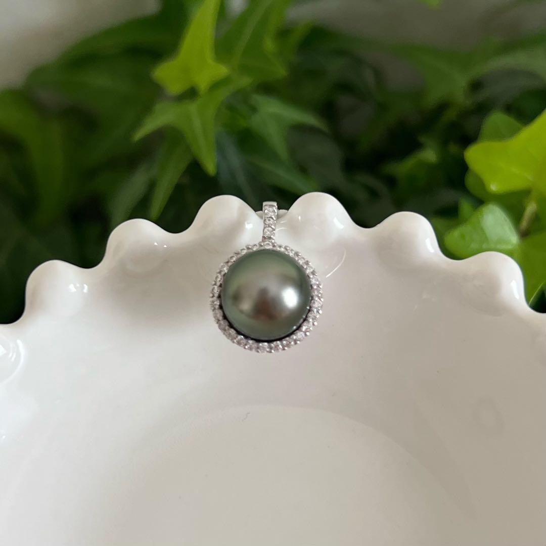 黒蝶真珠ペンダントトップ　海水ネックレストップ　ダークグリーン系　10.2mm