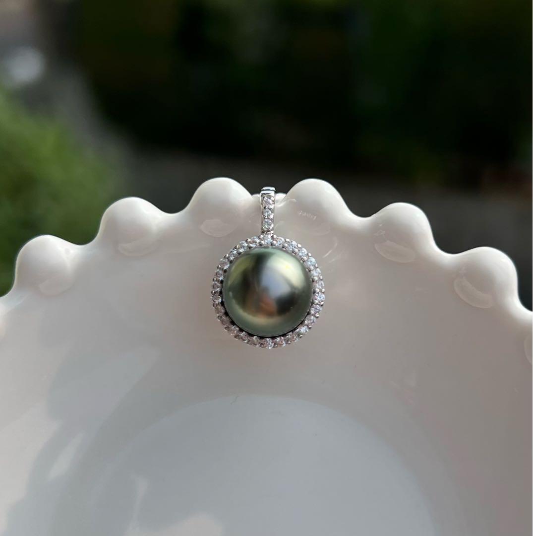 黒蝶真珠ペンダントトップ　海水ネックレストップ　ダークグリーン系　10.2mm