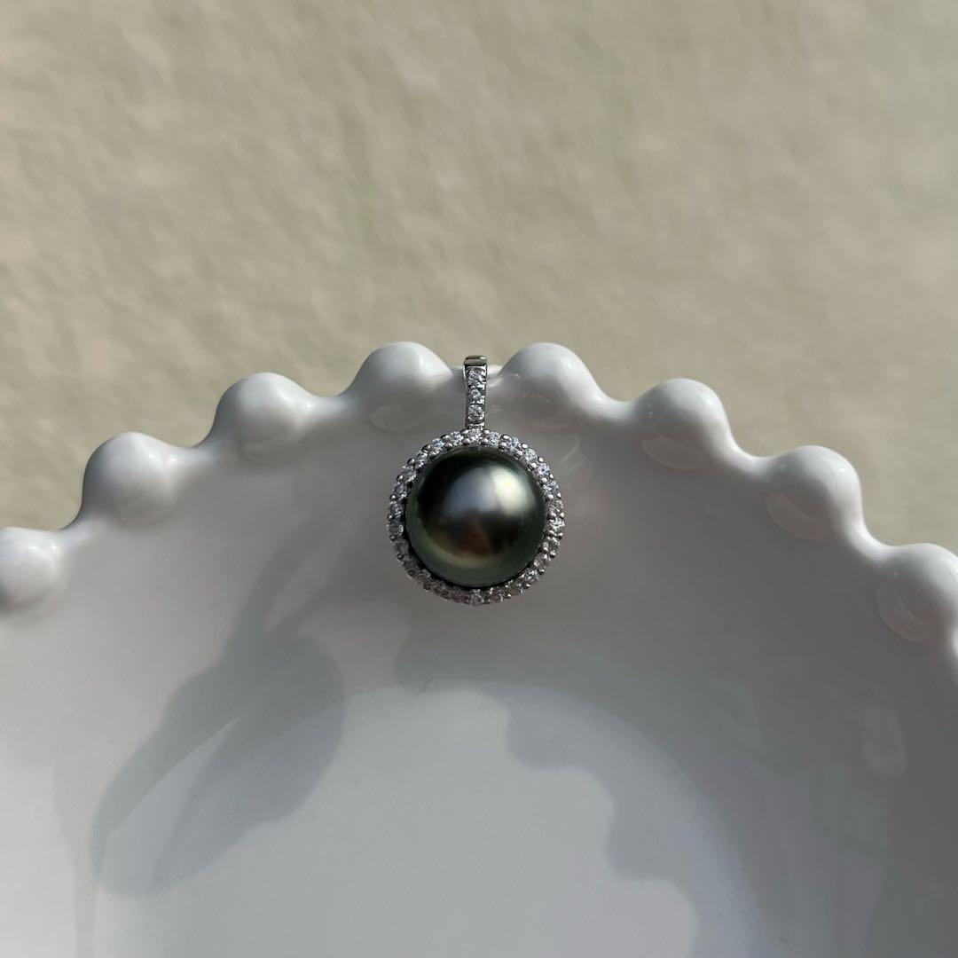 黒蝶真珠ペンダントトップ　海水ネックレストップ　ダークグリーン系　10.2mm