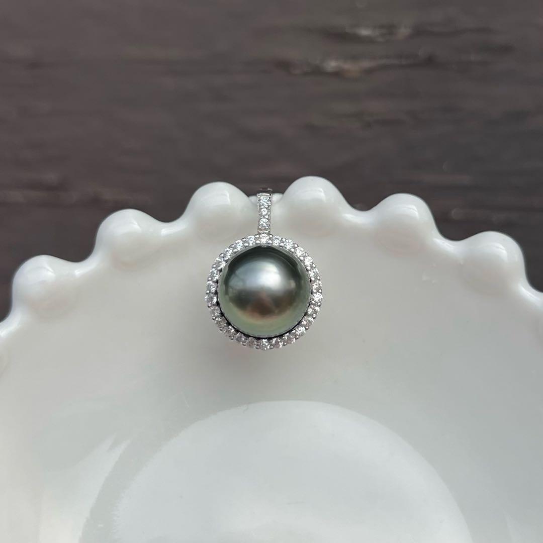 黒蝶真珠ペンダントトップ　海水ネックレストップ　ダークグリーン系　10.2mm