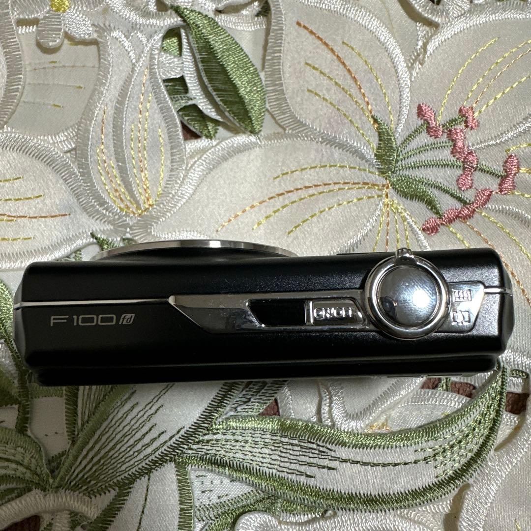 Fujifilm FinePix F100 コンパクトデジタルカメラ