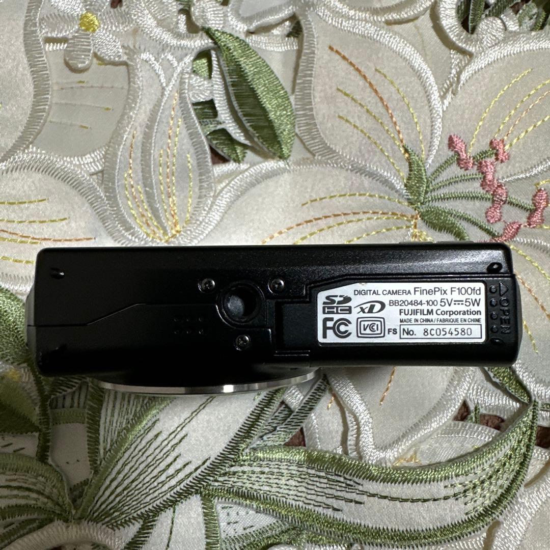 Fujifilm FinePix F100 コンパクトデジタルカメラ