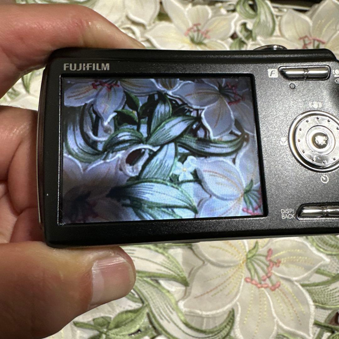 Fujifilm FinePix F100 コンパクトデジタルカメラ