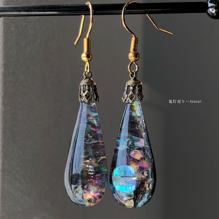 ドロップ宇宙　見る角度で偏光　宇宙レジン　雫　ルナフラッシュ  ピアス