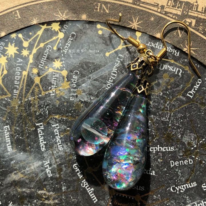 ドロップ宇宙　見る角度で偏光　宇宙レジン　雫　ルナフラッシュ  ピアス