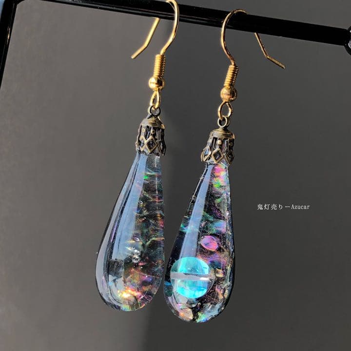 ドロップ宇宙　見る角度で偏光　宇宙レジン　雫　ルナフラッシュ  ピアス