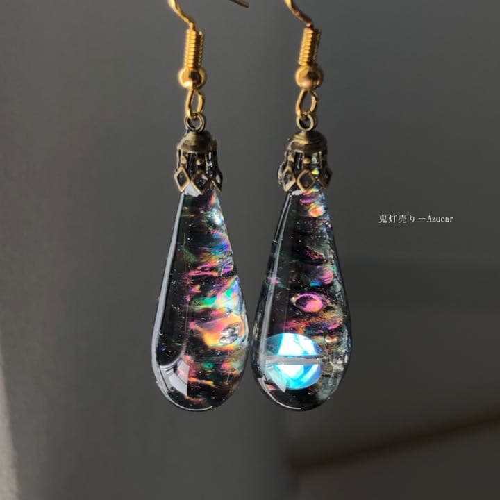 ドロップ宇宙　見る角度で偏光　宇宙レジン　雫　ルナフラッシュ  ピアス
