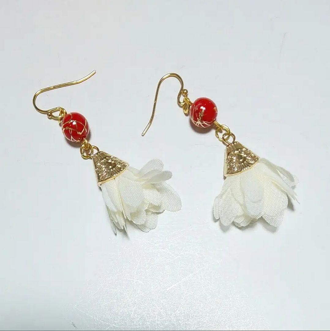 【538】フラワータッセルとアクリルビーズのピアス／イヤリング