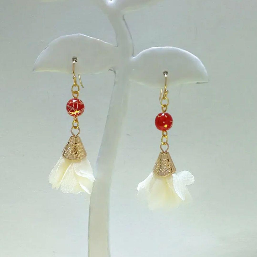 【538】フラワータッセルとアクリルビーズのピアス／イヤリング