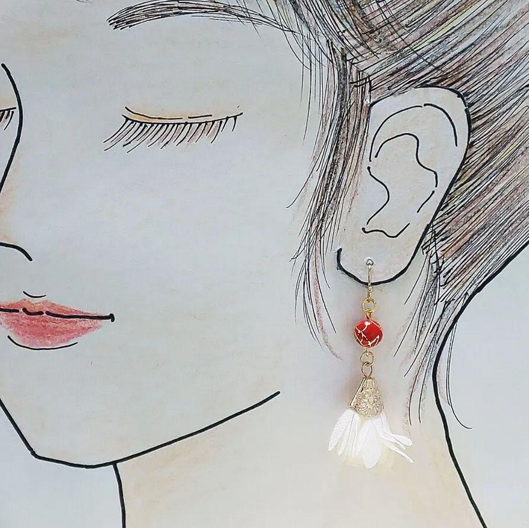 【538】フラワータッセルとアクリルビーズのピアス／イヤリング