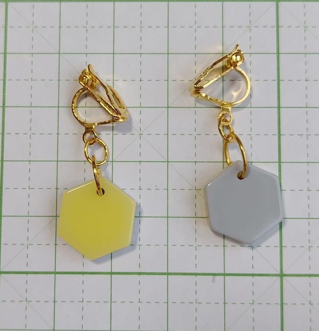 HM　イヤリング　ゴールド　バイカラー　イエロー✕ライトグレー　六角形