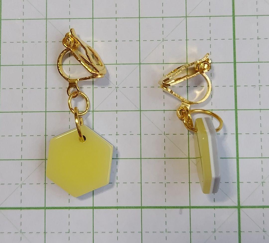 HM　イヤリング　ゴールド　バイカラー　イエロー✕ライトグレー　六角形