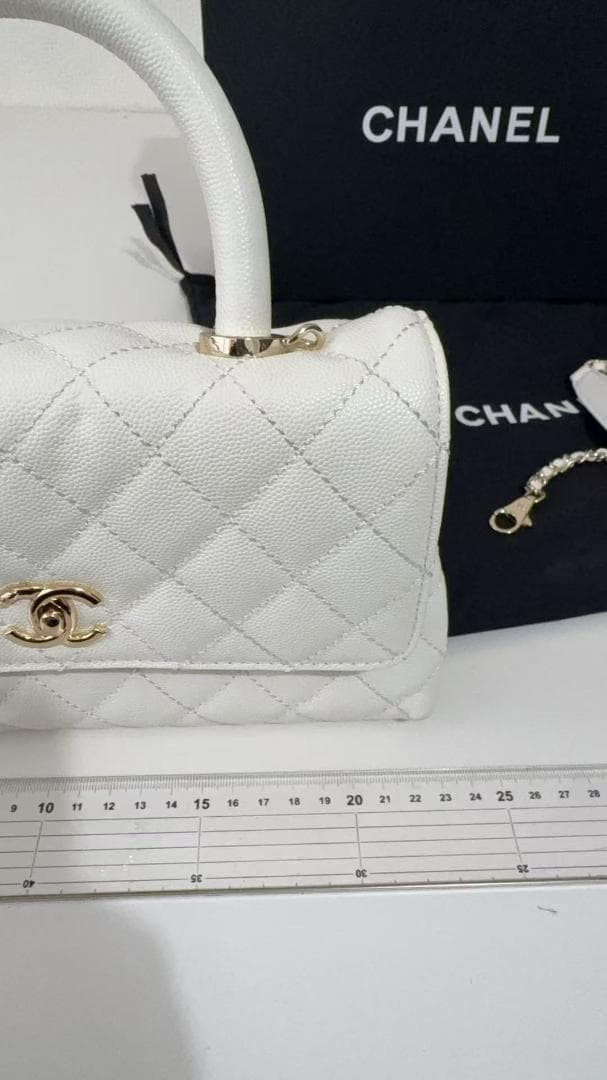 CHĄNEL ホワイト キルティング ハンドバッグ