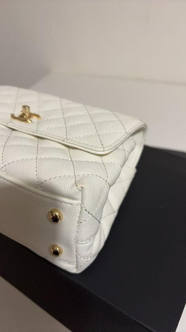 CHĄNEL ホワイト キルティング ハンドバッグ