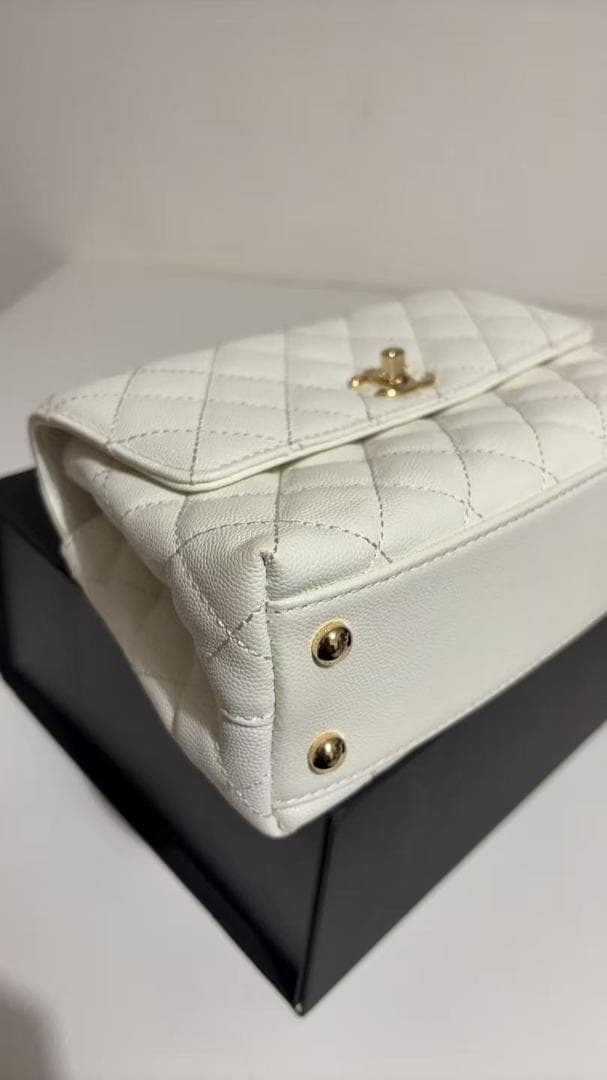 CHĄNEL ホワイト キルティング ハンドバッグ