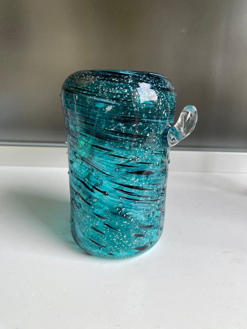 黒木国明　青色ガラス花瓶 金色装飾付き