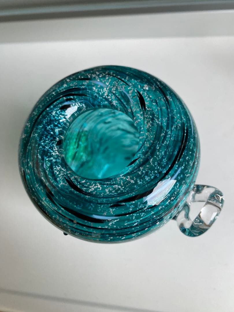 黒木国明　青色ガラス花瓶 金色装飾付き