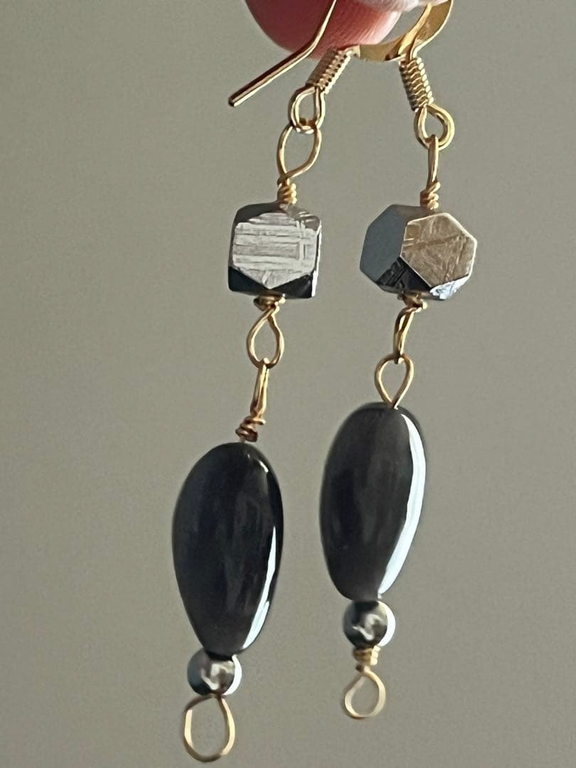 342.シルバーギベオン隕石と天然ガラスのアグニマニタイトの14kgfピアス