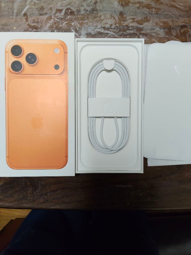 Apple iPhone 17 PRO MAX オレンジ 充電ケーブル付き