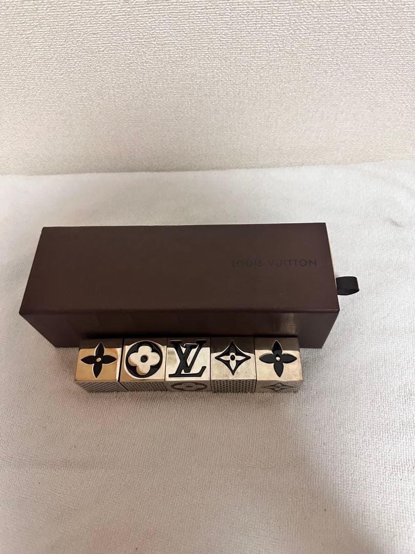 Louis Vuitton ロゴ入りメタルブロック